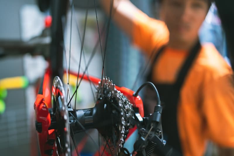 Team VeloDoctor — fietsmonteur in atelier