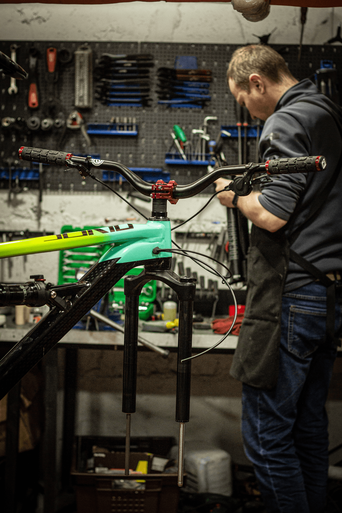 Technicien VeloDoctor réparant un vélo dans l'atelier de Bruxelles